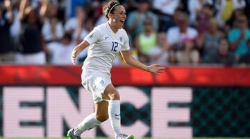 Desde el año pasado, la defensora británica forma parte del Olympique Lyon de Francia, no obstante, su carrera se remonta a un breve pasado en clubes como el Everton, el Liverpool y el Manchester City, con quienes logró ganar liga, F.A. Cup, y la FA WSL Cup. 