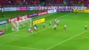El delantero ganó la posición en el área y empujó la gran pelota de D'Alessandro para abrir el marcador en la eliminatoria de Inter ante Tolima.