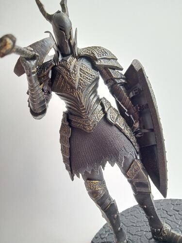 Los fans de Dark Souls no pueden perderse este par de brutales figuras: Knight of Astora y Black Night