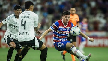 Colo-Colo's Uruguayan defender #04 Alan Saldivia and Fortaleza's midfielder #20 Matheus Rossetto fight for the ball during the Copa Libertadores group stage first round football match between Brazil's Fortaleza and Chile's Colo Colo at the Arena Castelao stadium in Fortaleza, Brazil, on May 6, 2025. (Photo by Thiago GADELHA / AFP)