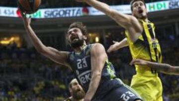 Sergio Llull trata de superar la defensa de Nikola Kalinic.