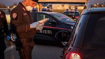 Casalpusterlengo (Italy), 08/03/2020.- Italian carabinieri block a road in Casalpusterlengo area, northern Italy, 08 March 2020. The Italian authorities have taken the drastic measure of shutting off the entire northern Italian region of Lombardy ñ home to about 16 million people ñ in a bid to halt the ongoing coronavirus epidemic in the Mediterranean country. The number of confirmed cases of the COVID-19 disease caused by the SARS-CoV-2 coronavirus in Italy has jumped up to at least 5,883, while the death toll has surpassed 230, making Italy the nation with the third-highest number of infections (behind China and South Korea) and the second-highest death toll after China. (Italia, Corea del Sur) EFE/EPA/MATTEO CORNER