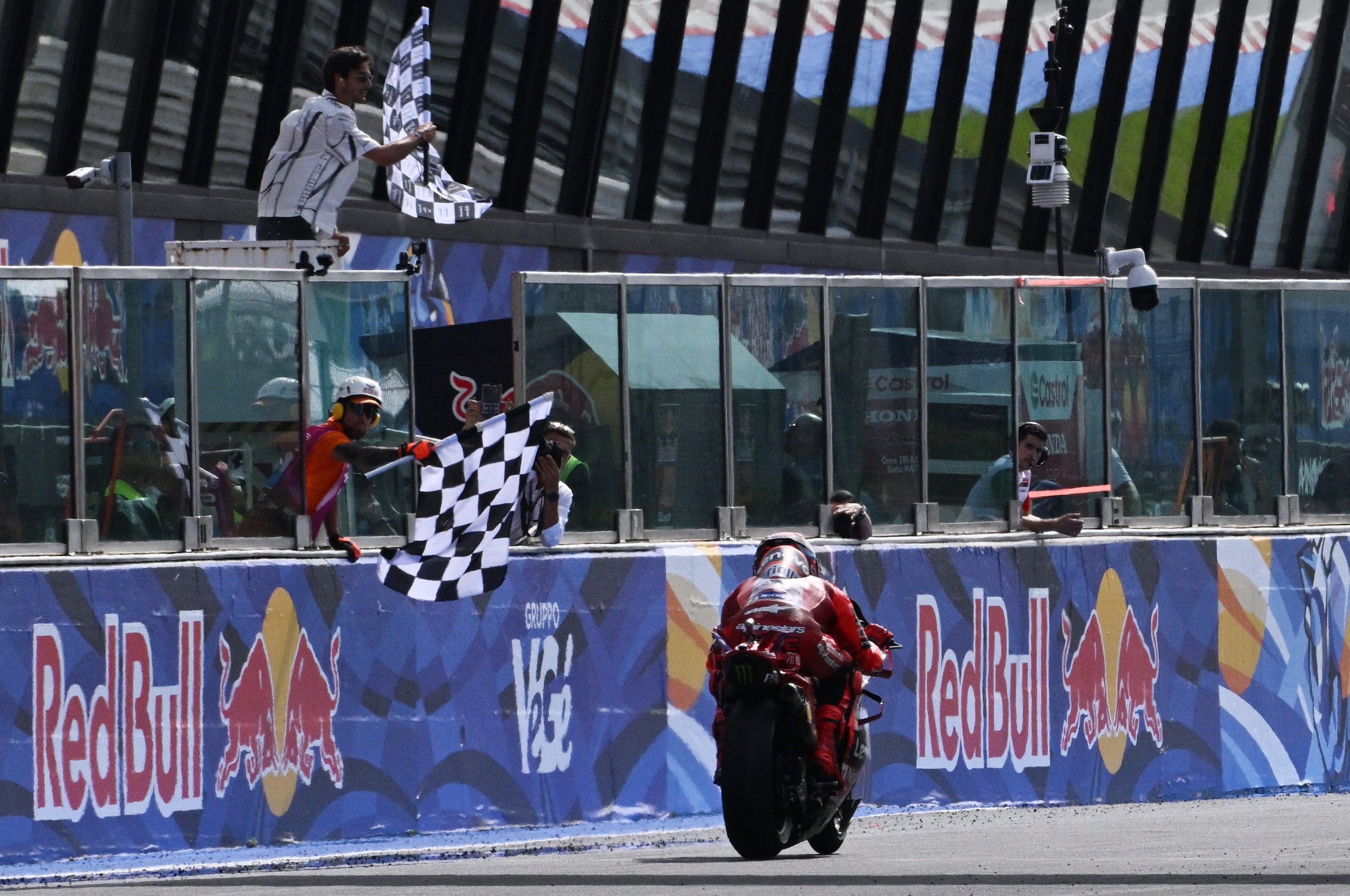 Marc Márquez pasando por la bandera de cuadros del Gran Premio de San Marino de MotoGP.