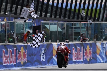 Marc Márquez pasando por la bandera de cuadros del Gran Premio de San Marino de MotoGP.