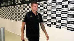 Toni Kroos en el centro tras un partido de Champions League.