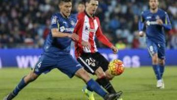 Emiliano Vel&aacute;zquez, con Aduriz.