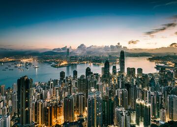 Hong Kong, territorio autónomo y una antigua colonia británica en el sureste de China, tiene más rascacielos que cualquier otra ciudad del mundo. Le siguen Nueva York, Tokio y Wuhan.