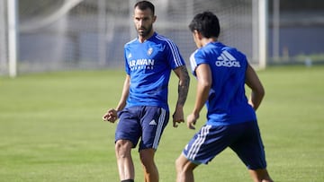 Guiti&aacute;n y Kagawa (de espaldas), durante el entrenamiento de hoy.