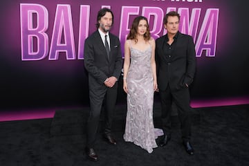 Keanu Reeves, Ana de Armas y Len Wiseman posan en la alfombra roja del estreno de la película "Ballerina" en Los Ángeles, California.