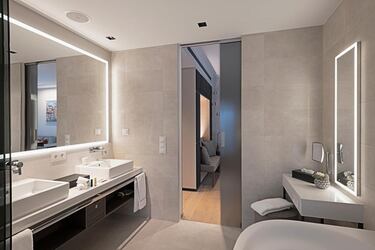 Lujosas habitaciones y suites en el edificio principal y el anexo. Todas las habitaciones se caracterizan por líneas claras, un ambiente confortable con un diseño moderno.