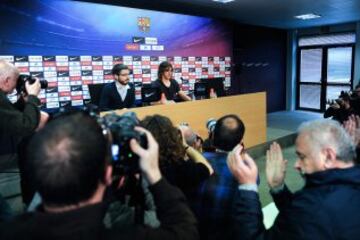 Carles Puyol jugador del Barcelona anuncia  a los medios de comunicación durante una rueda de prensa que dejará el club catalán al final de la temporada.