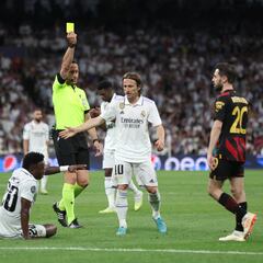 When are cards wiped in the Champions League? Can players miss the final?