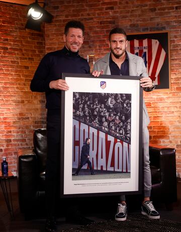 Diego Pablo Simeone con el capitán del primer equipo, Koke.