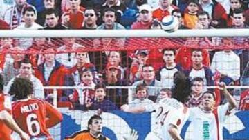 <b>NUEVO ERROR. </b>Milito aprovechó un fallo en la marca de Pablo Alfaro para convertir el gol de la victoria del Zaragoza.