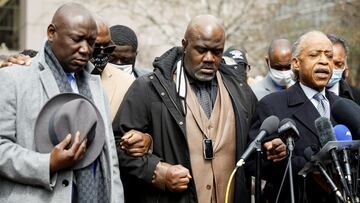 Los familiares de George Floyd, el reverendo Al Sharpton y el abogado de la familia Floyd, Ben Crump, asisten a una conferencia de prensa frente al Centro de Gobierno del Condado de Hennepin en Minneapolis, Minnesota, EE. UU., 19 de abril de 2021. 