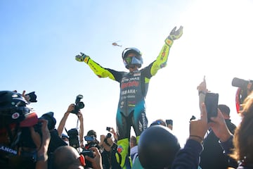 Alegr赤a de Valentino Rossi tras su 迆ltima carrera. El Doctor, el m芍s grande, el heptacampe車n de la categor赤a, nos deja. El italiano lo ha hecho con una de sus mejores carrreras de la temporada, finalizando d谷cimo.