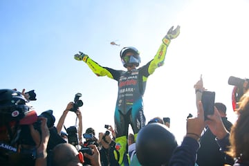 Alegría de Valentino Rossi tras su última carrera. El Doctor, el más grande, el heptacampeón de la categoría, nos deja. El italiano lo  ha hecho con una de sus mejores carrreras de la temporada, finalizando décimo.