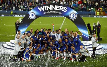 El Chelsea levanta el título del campeón de la Supercopa de Europa.