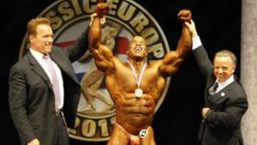 <b>EL GANADOR. </b>Martínez, junto a Schwarzenegger y Santonja.