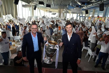 Pedja Mijatovic e Iván Helguera, con la peña madridista de Denia.