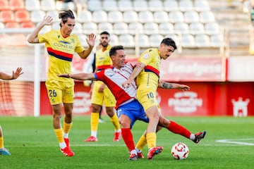 David Garc¨ªa y Luis Vacas, del Atl¨¦tico Sanluque?o, disputando un duelo con Pablo Larrea, del Algeciras, en el Nuevo Mirador.