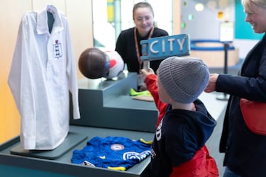 Hay objetos antiguos, como esta carraca del Manchester City, que se pueden utilizar bajo supervisión de un empleado del museo. 