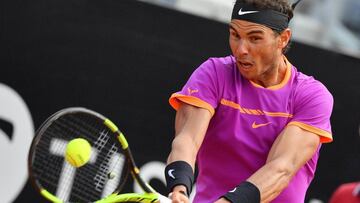 Rafael Nadal devuelve una bola ante Dominic Thiem en el partido que ambos tenistas disputaron en el Masters 1.000 de Roma.