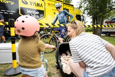 Jonas Vingegaard saluda a la familia de un compañero de equipo durante el día de descanso.