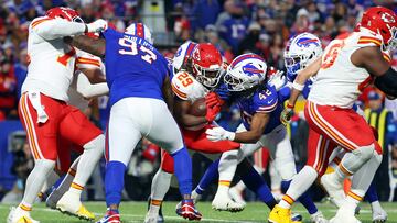 ORCHARD PARK, NEW YORK - NOVEMBER 17: Kareem Hunt #29 of the Kansas City Chiefs runs with the ball against Dorian Williams #42 of the Buffalo Bills during the first quarter at Highmark Stadium on November 17, 2024 in Orchard Park, New York. Timothy T Ludwig/Getty Images/AFP (Photo by Timothy T Ludwig / GETTY IMAGES NORTH AMERICA / Getty Images via AFP)