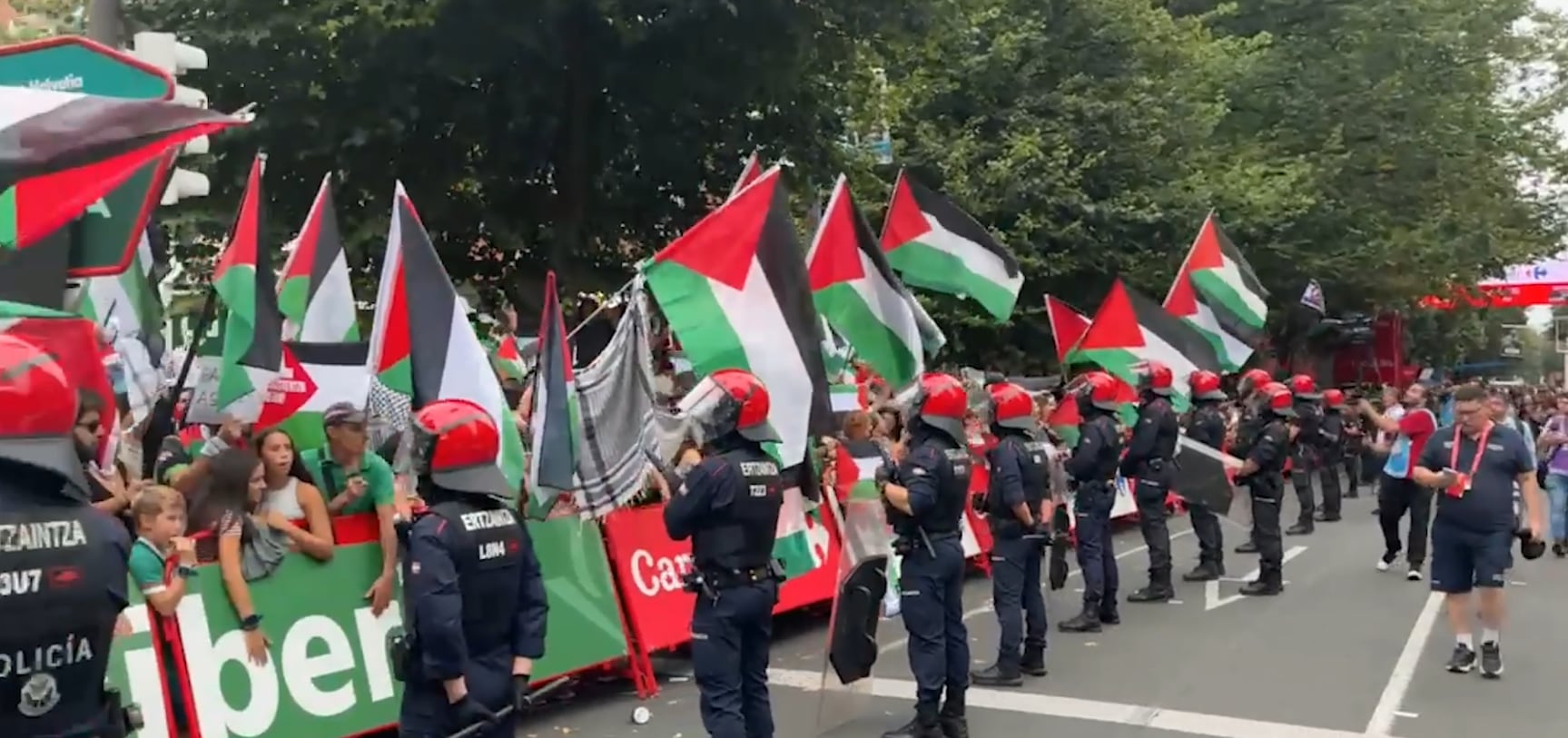 Así estaba la meta en Bilbao para que decidieran suspender el final de etapa: la escena es de película