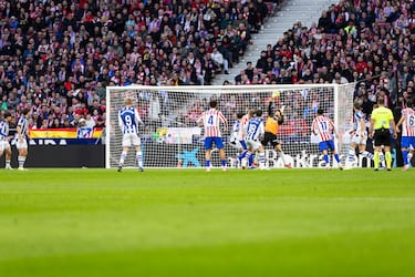 Saque de banda de Giuliano, prolonga Giménez de cabeza y Sorloth finaliza de primeras antes de que bote en el césped el balón