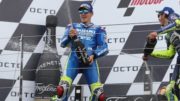 Maverick celebra su triunfo en Silverstone.