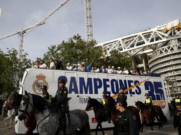 El autobús con los campeones sale del estadio Santiago Bernabéu dirección a Cibeles. 