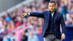 GRAF3149. MADRID, 24/02/2019.- El entrenador del Villarreal Javier Calleja da instrucciones a sus jugadores, durante el partido de la vig&eacute;simo quinta joranda de Liga que disputan en el estadio Wanda Metropolitano de Madrid . EFE /Emilio Naranjo