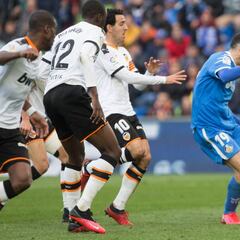 La defensa del Valencia se vuelve invisible fuera de casa