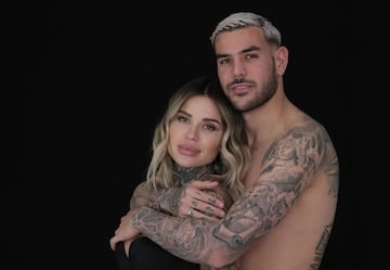 Zoe Cristofoli, pareja de Theo Hernández y conocida como la "musa de los tatuajes", se caracteriza por ser una persona polifacética. La italiana trabaja de modelo, influencer y hasta incluso de DJ de música electrónica, donde desarrolla grandes habilidades. Ambos se conocieron en el año 2020 a raíz de la ruptura del defensa galo con su anterior exnovia Adriana Pozueco. 