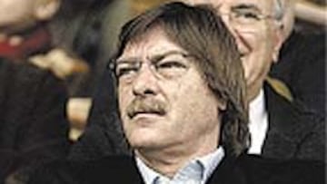 <b>EN LA UCI.</b> Migueli, en el Camp Nou.