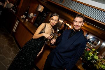 Nico Parker y Will Poulter durante los premios BAFTA 2025.