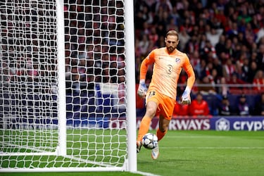 El guardameta atlético recibió un pase flojo con bote que le sorprendió al principio, pero se rehízo rápido y evitó que la pelota cruzase la línea de gol.