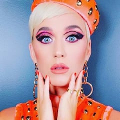Katy Perry presenta su irreconocible cambio de 'look' (con frase en español)