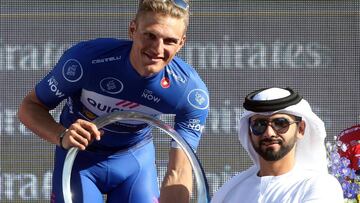 Dubai (United Arab Emirates), 04/02/2017.- German rider Marcel Kittel of Quick-Stepp Floors team celebrates his overall win on podium after the 5th and final stage of the Dubai Tour 2017 cycling race, Dubai, United Arab Emirates, 04 February 2017. (Ciclismo, Emiratos &Aacute;rabes Unidos) EFE/EPA/MATTEO BAZZI