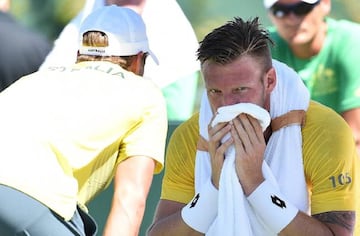 Lleyton Hewitt (l) talks to Sam Groth.