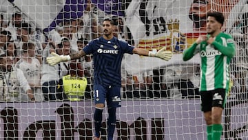 MADRID, 04/01/2026.- El portero del Betis Álvaro Vallés (i) se lamenta tras un gol encajado en el partido de LaLiga entre el Real Madrid y el Betis, este domingo en el estadio Santiago Bernabéu. EFE/ Sergio Pérez