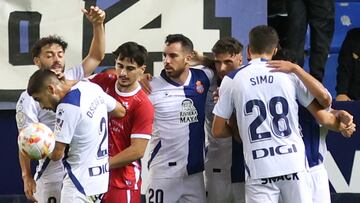 MÁLAGA, 12/11/2022.- Los jugadores del RCD Espanyol celebran su primer gol, durante el partido de la primera eliminatoria de la Copa del Rey que enfrenta al CD Rincón y al RCD Espanyol hoy sábado en el estadio de La Rosaleda, en Málaga. EFE/Daniel Pérez
