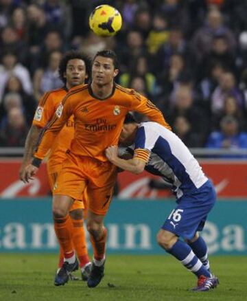 Cristiano Ronaldo lucha con Javi López.