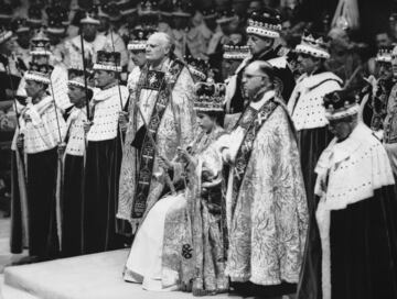 La coronación de Isabel II como monarca fue un hito, ya que fue la primera que se transmitía por la televisión. Su padre, el rey Jorge VI murió de cáncer de pulmón el 6 de febrero de 1952. Tras el año de luto según la tradición, se celebró la coronación en la Abadía de Westminster. Se convirtió en la Reina Isabel II con 25 años el 2 de junio de 1953.  