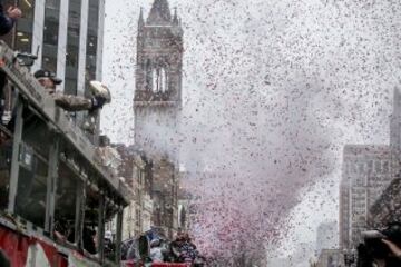 Alegría desbordada en las calles de Boston durante el desfile de la victoria de los Patriots.