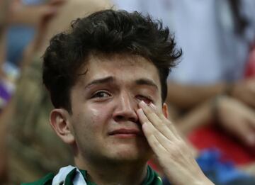 Brasil-Bélgica (1-2). Un aficionado brasileño desolado tras la eliminación en cuatros de final.