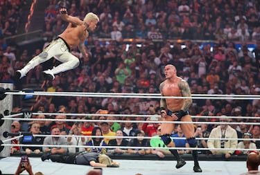 Cody Rhodes salta desde las cuerdas hacia Randy Orton durante su combate por el Campeonato Indiscutido de la WWE, en la primera noche de WrestleMania 42, en el Allegiant Stadium de Las Vegas.