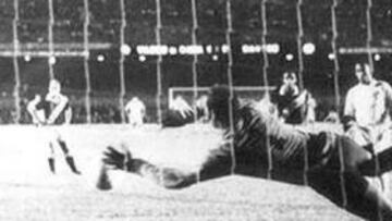 <b>EL GOL MILENARIO FUE DE PENALTI. </b>Pelé marcó su gol número 1.000 de penalti. Fue el 19 de noviembre de 1969. El crack mundial del Santos batió al portero del Vasco da Gama, el argentino Edgardo Andrada, con un lanzamiento ajustado con su pierna derecha.